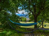 Sieste dans le hamac a` la Bastide du Claus